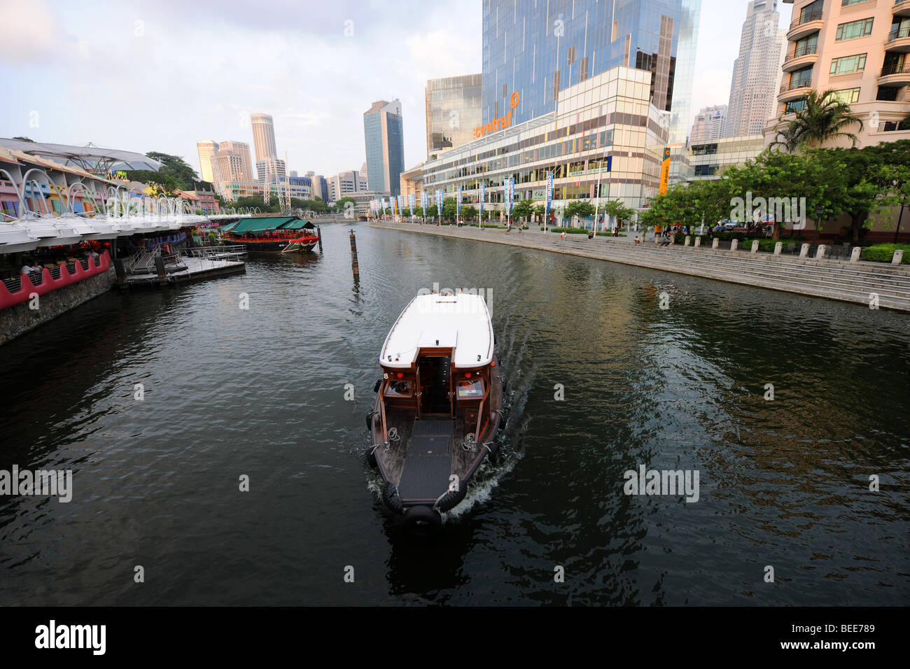 Verkäuferin auf dem Singapore River, vorbei an Clarke Quay, Singapur Stockfoto