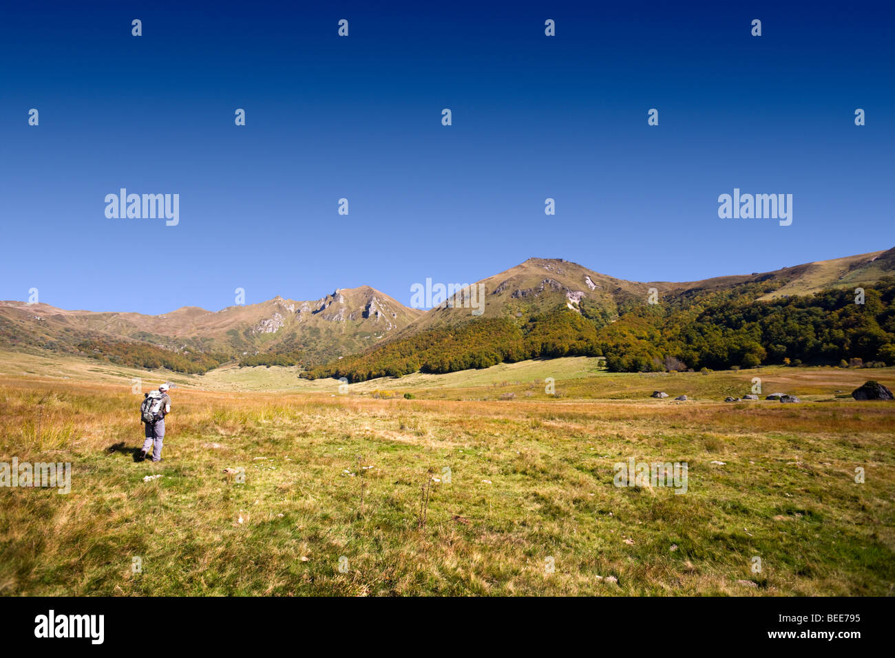 Ein einsamer Wanderer in das Urstromtal der "Fontaine Salée" (Puy de Dôme). Randonneur Dans la Vallée De La Fontaine Salée. Stockfoto