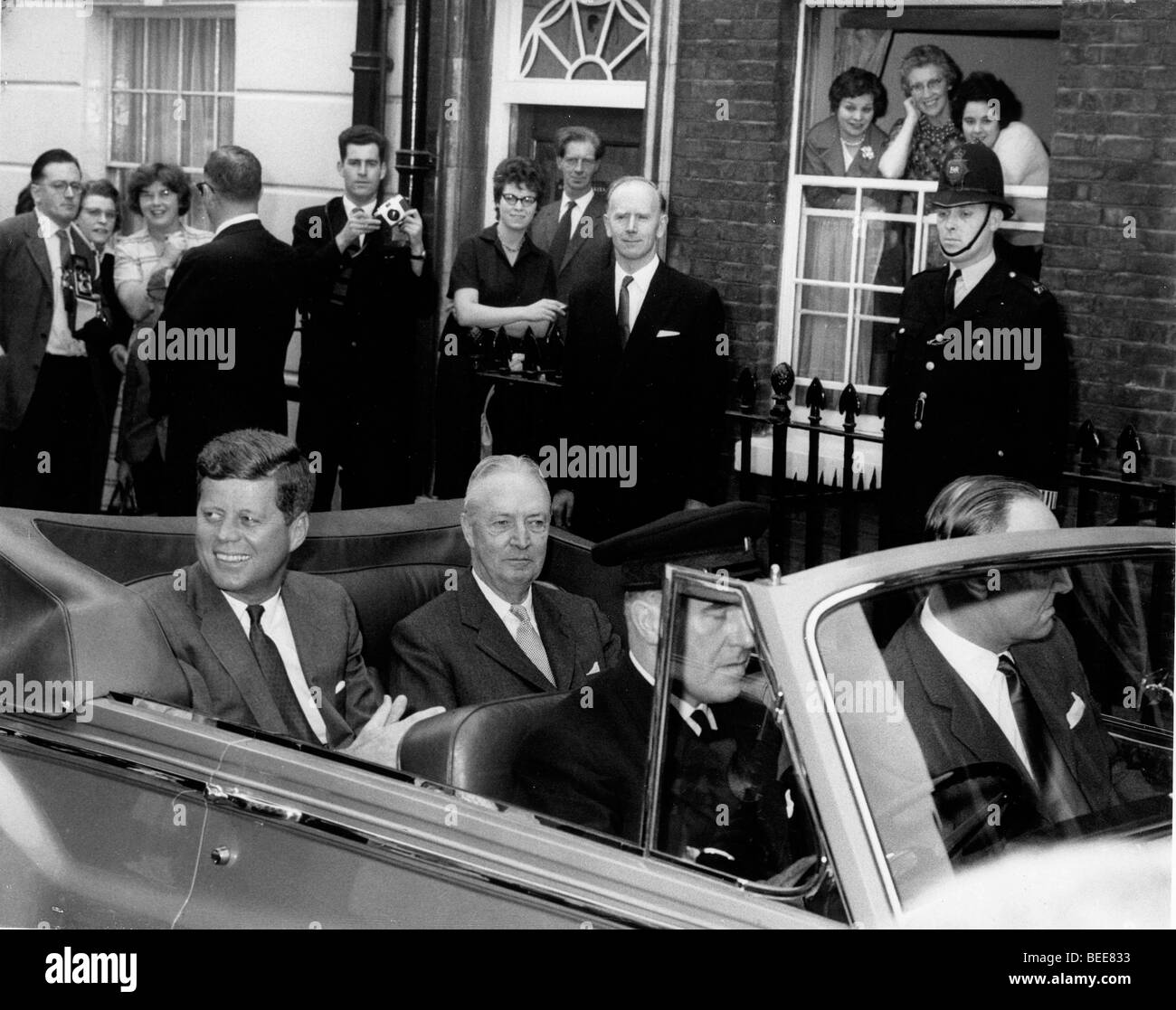 Eine Menschenmenge versammelt sich um US-Präsident John f. Kennedy während eines Besuchs in London für die Taufe seiner Nichte 1961 zu sehen. Stockfoto