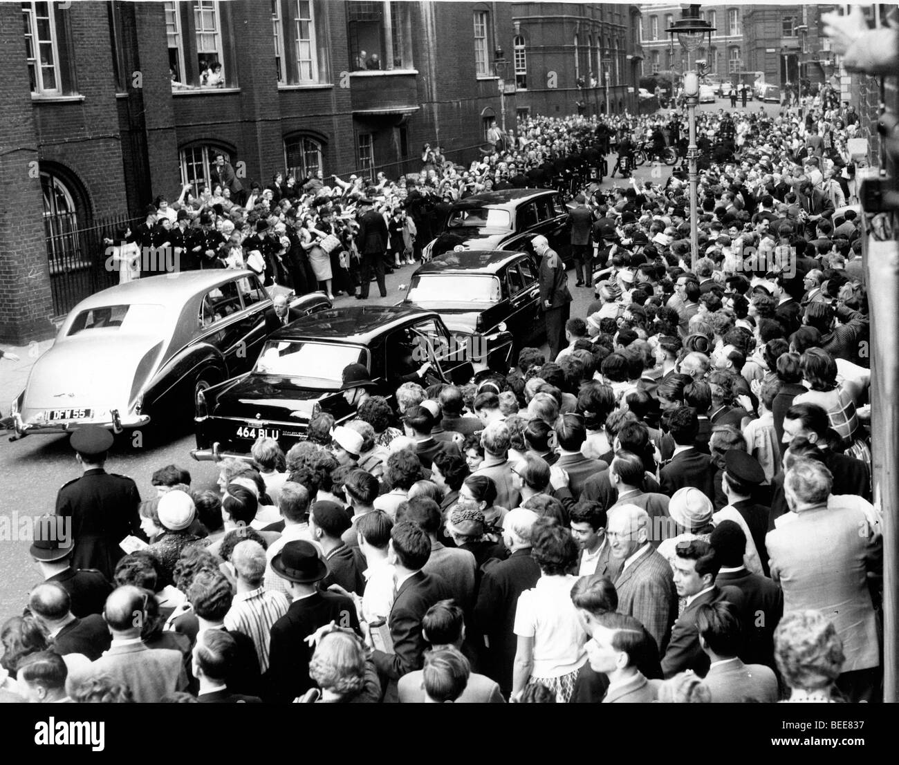 Eine Menschenmenge versammelt sich um US-Präsident John f. Kennedy während eines Besuchs in London für die Taufe seiner Nichte 1961 zu sehen. Stockfoto