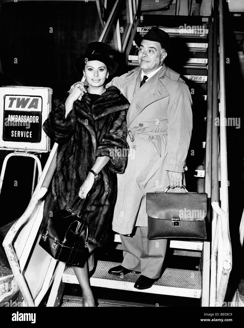Schauspielerin Sophia Loren und Carlo Ponti kommen zum Film 'Boccacio 70' Ehemann Stockfoto