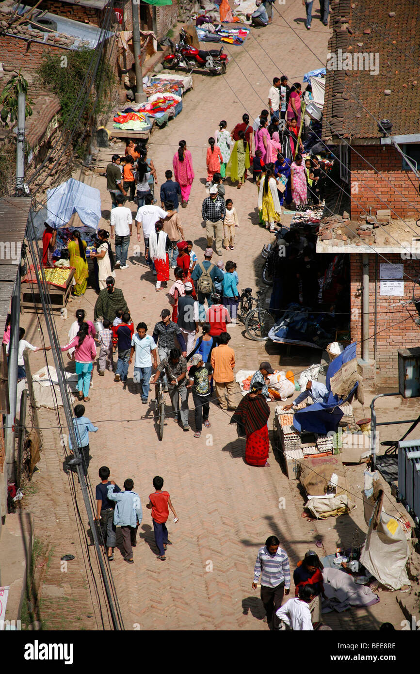 Bhaktapur, Nepal - 13. April 2008. Belebten Straßen von Bhaktapur während Nepali New Year. Stockfoto