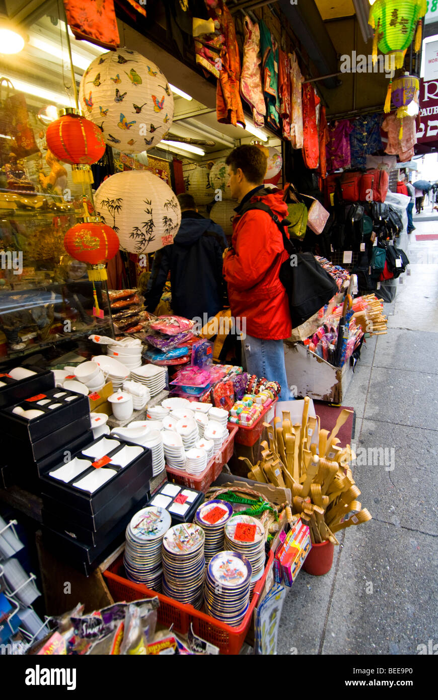 CA Chinatown in San Francisco. Einkaufen auf Grant Ave. Foto Copyright Lee Foster. casanf77791 Stockfoto