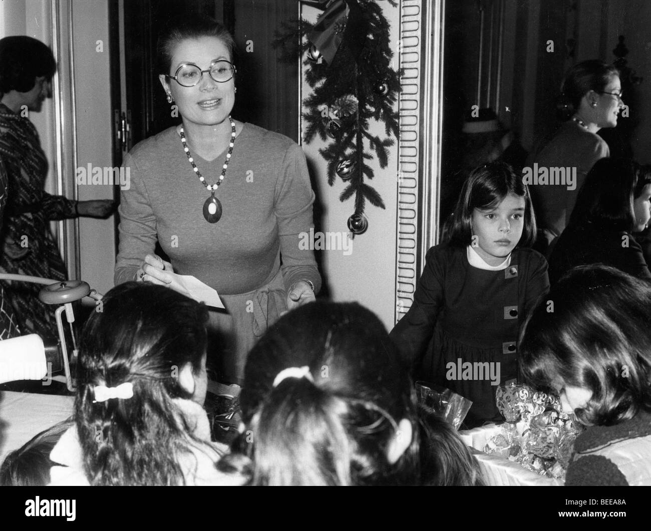 Grace Kelly, Fürstin von Monaco, links, und ihre Tochter Caroline, Prinzessin von Hannover, auf eine Weihnachtsfeier. Stockfoto