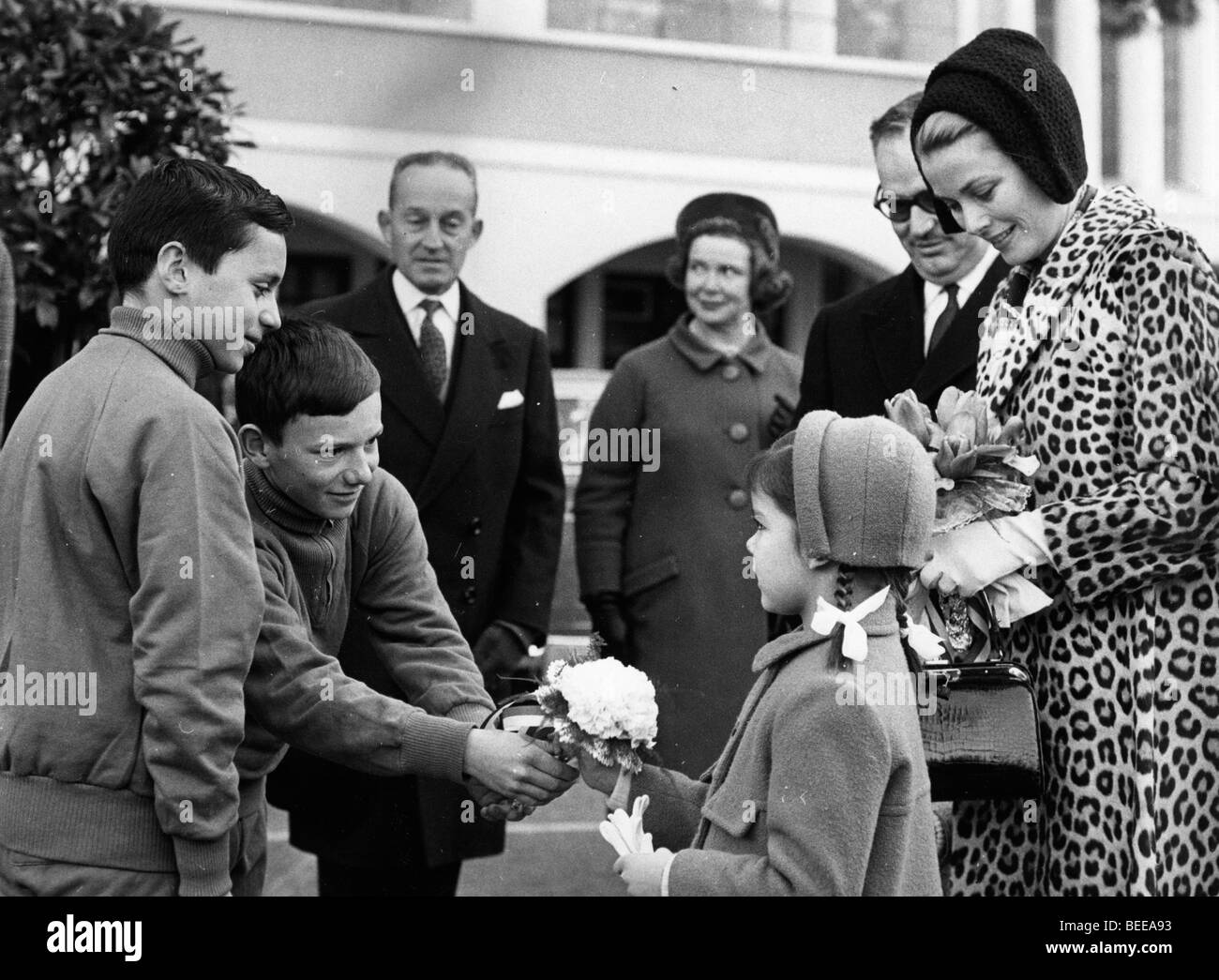 Grace Kelly, Fürstin von Monaco, schaut zu, wie ihre Tochter Caroline Prinzessin von Hannover, mit Blumen präsentiert wird. Stockfoto
