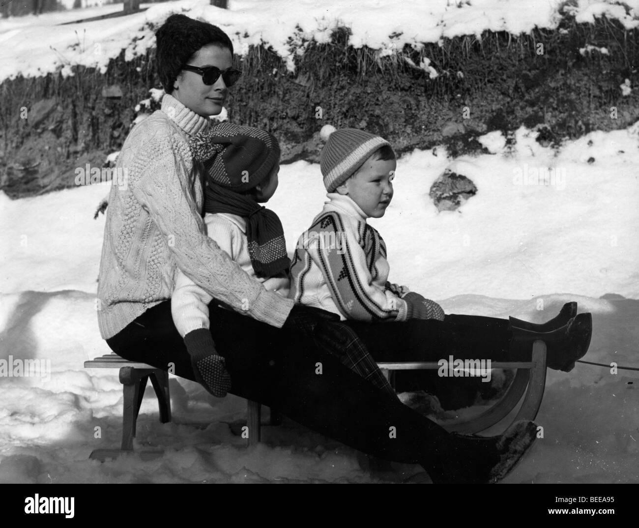 Grace Kelly, die mit ihren beiden jüngsten Kindern Rodeln, Albert und Stephanie. Stockfoto