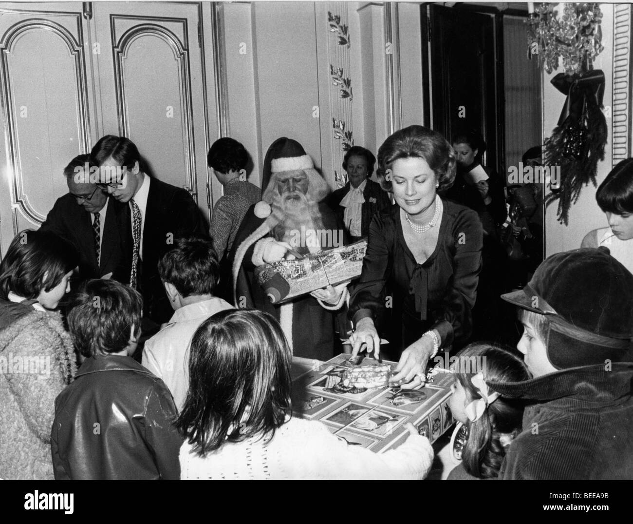 Grace Kelly, Fürstin von Monaco, Gastgeberin einer Weihnachts-Versammlung. Stockfoto