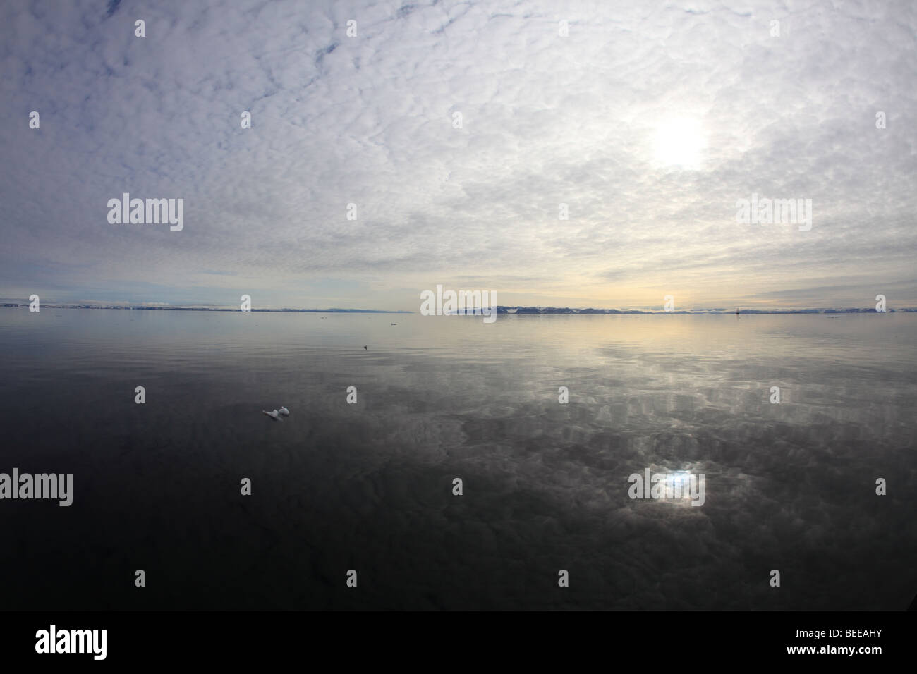 Die ruhige eisfreien Nordpolarmeer spiegelt den Himmel vor der Küste von Spitzbergen. Stockfoto