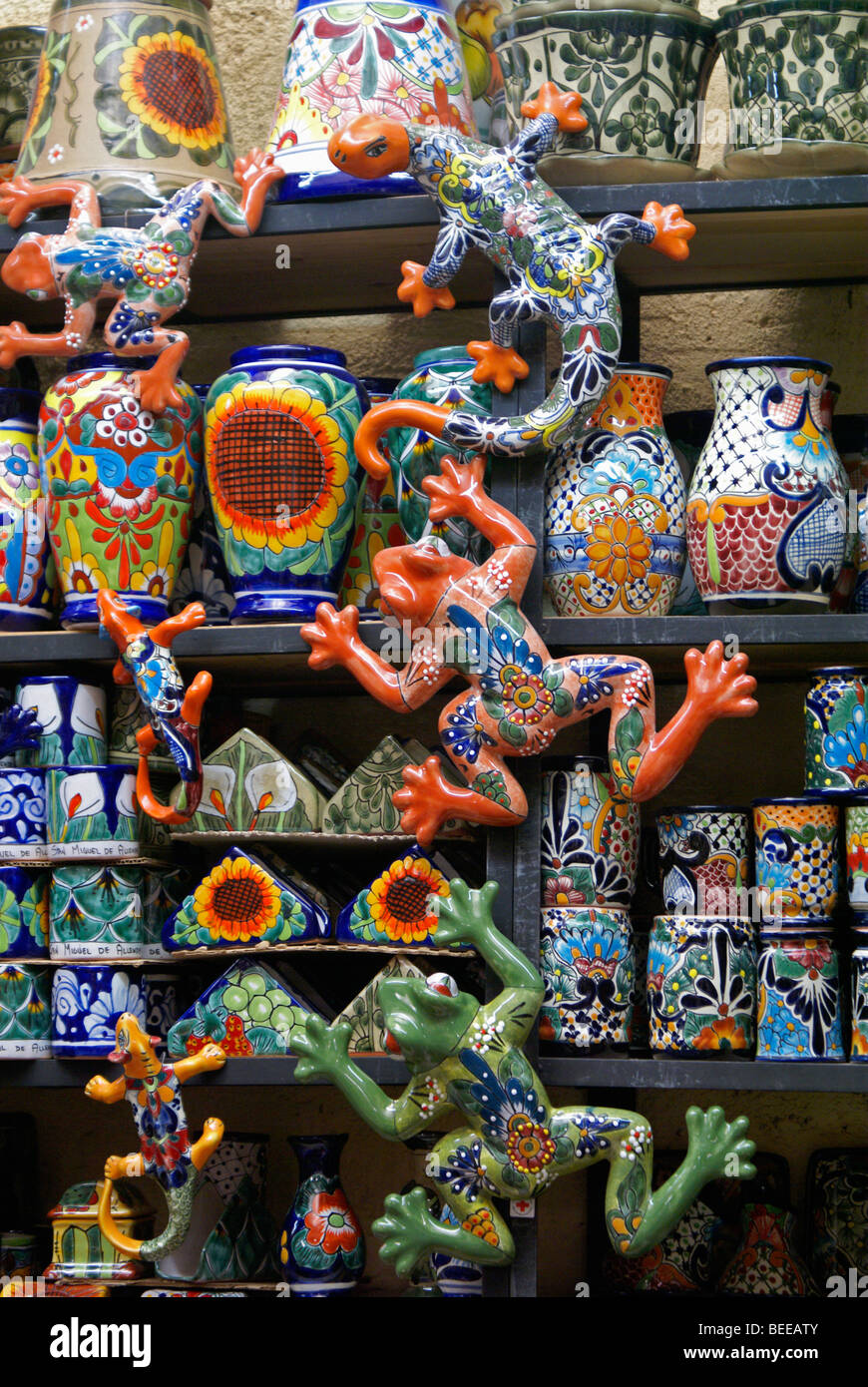 Bunte Keramik für den Verkauf auf dem Markt in San Miguel de Allende, Mexiko Stockfoto