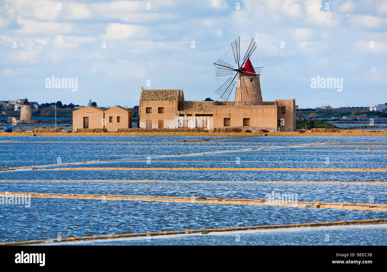 Salinen in der Nähe von Insel Mozia, Gebäude mit Windmühle, Sizilien, Italien, Südeuropa Stockfoto