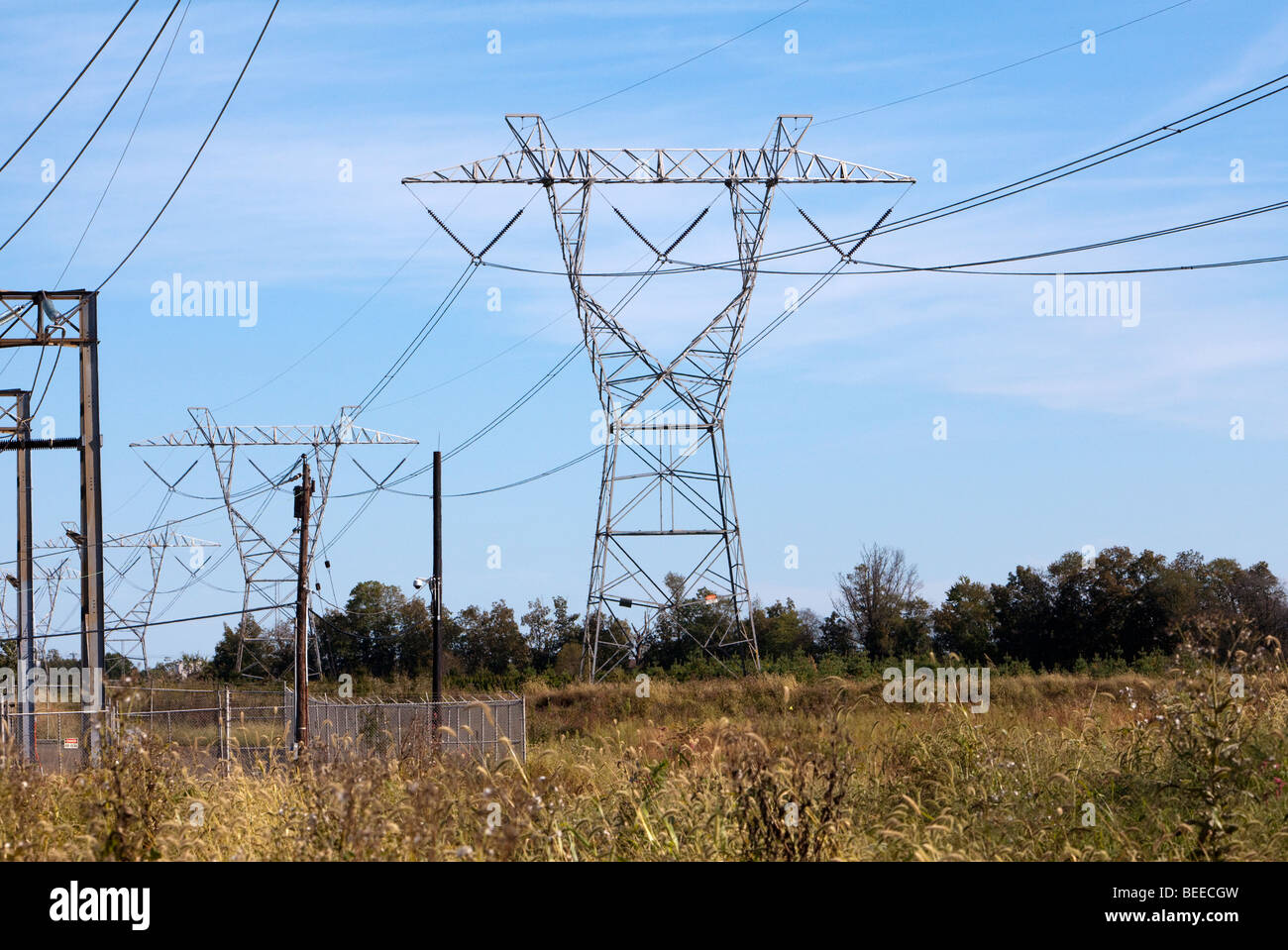 Ein Herbst Schuss der Stadtwerke elektrische Sendemasten. Die Stahlmasten sind in das Land. Stockfoto