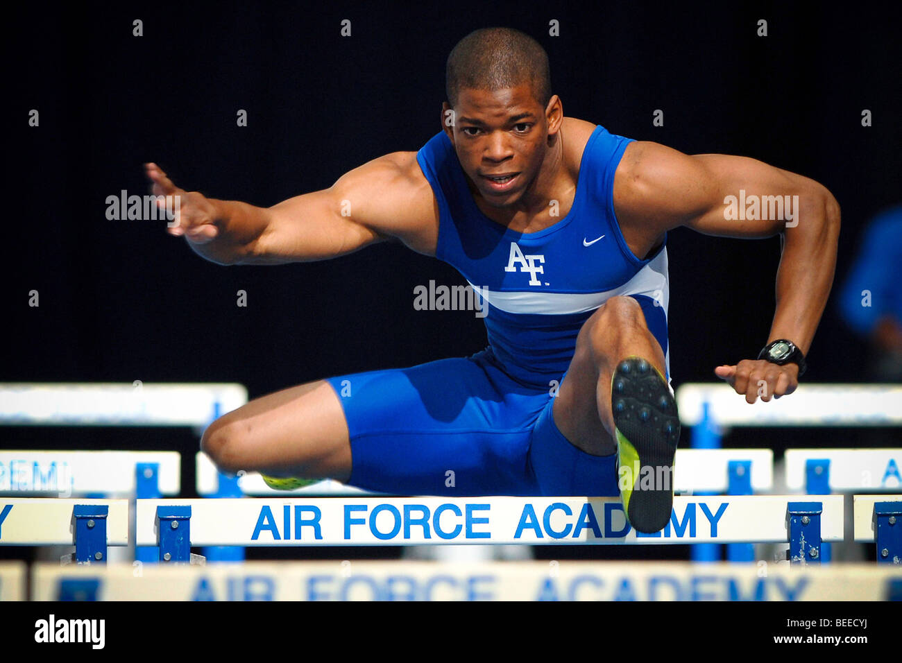 Luftwaffe-Leichtathletik-Team-Mitglied Kellen Curry konkurriert im Hürdenlauf der Männer 60 Meter. Stockfoto