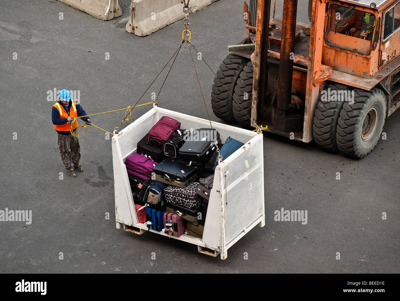 Gepäck auf einem Kreuzfahrtschiff geladen wird. Stockfoto