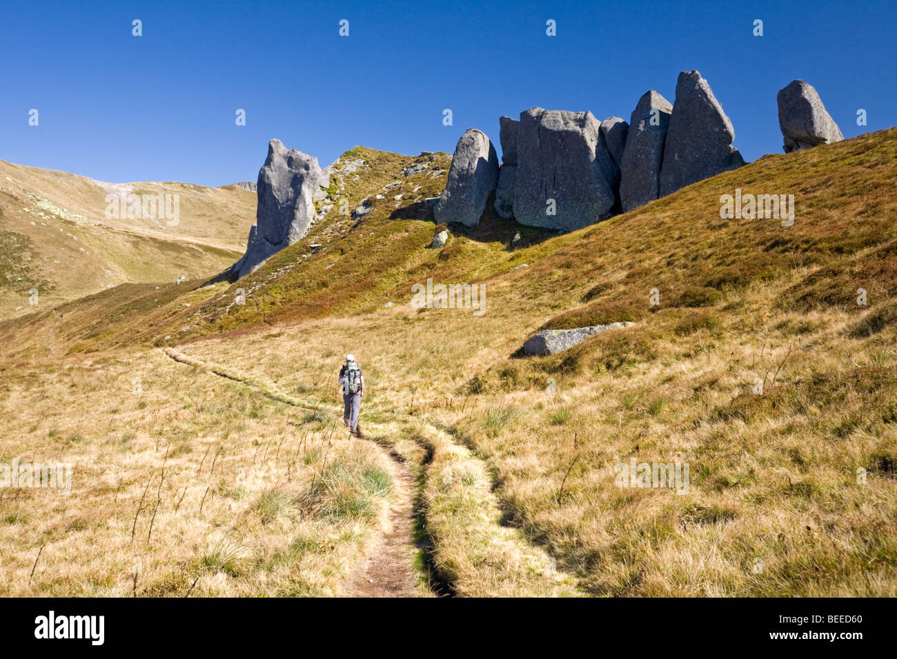 Ein einsamer Wanderer im Sancy-massiv (Puy de Dôme - Frankreich). Randonneur Solitaire Dans le Massif du Sancy (Puy-de-Dôme - Frankreich). Stockfoto
