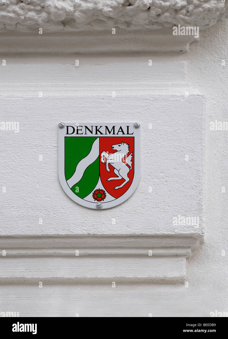 Zeichen für eine geschützte Denkmal von Nordrhein-Westfalen auf eine weiße Fassade Stockfoto