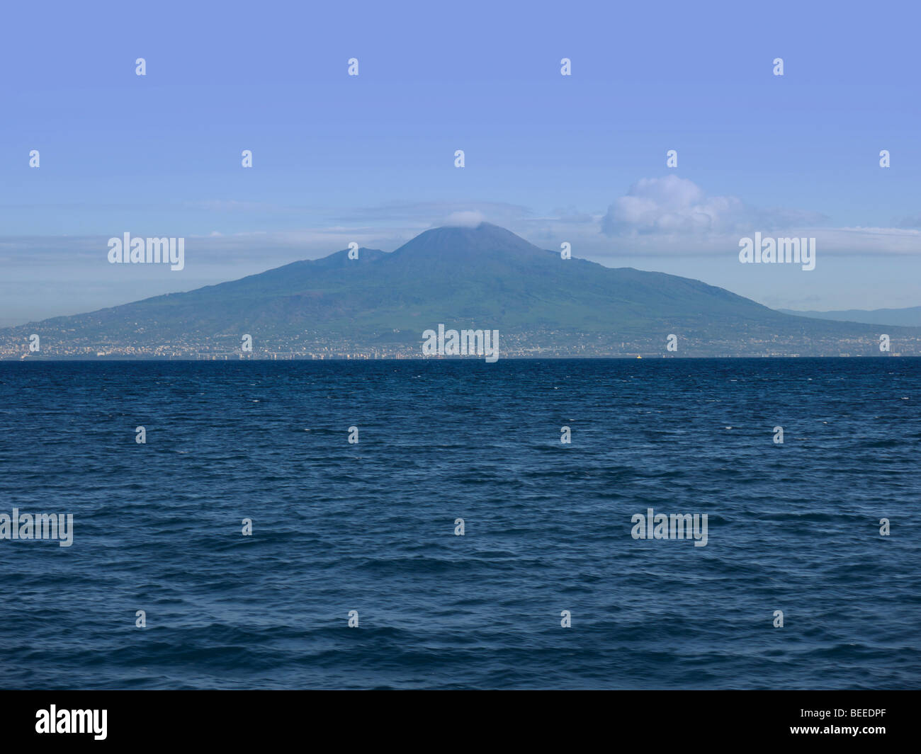 Blick auf den Vulkan Vesuv und den Golf von Neapel in Süditalien Stockfoto