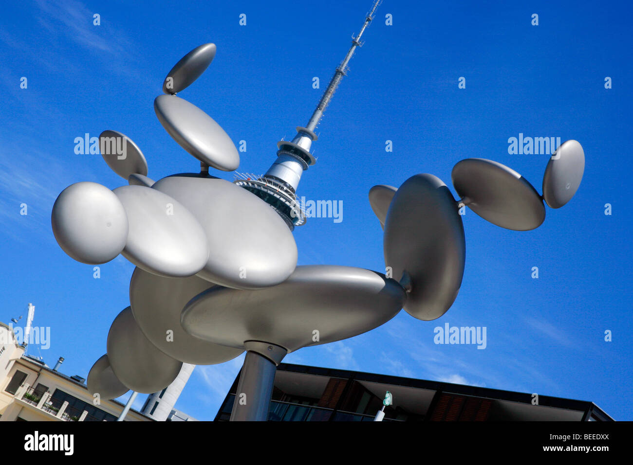 Skulptur im öffentlichen Raum am Viaduct Harbour, Auckland, mit Sky Tower hinter.  North Island, Neuseeland Stockfoto