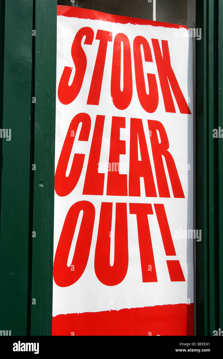 "Lager entrümpeln" Plakate in Schaufenster in Wick, Schottland Stockfoto