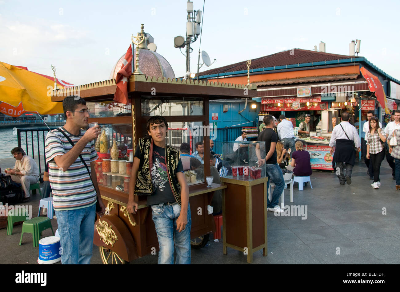 Restaurant Goldenes Horn Hafen Istanbul Eminonu Stockfoto