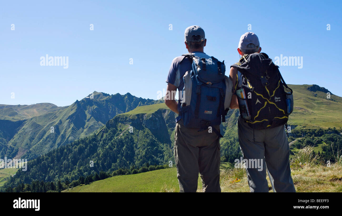 Junge Menschen wandern in der Nähe der Puy de Sancy in der Massif du Sancy, Auvergne, Frankreich. Stockfoto