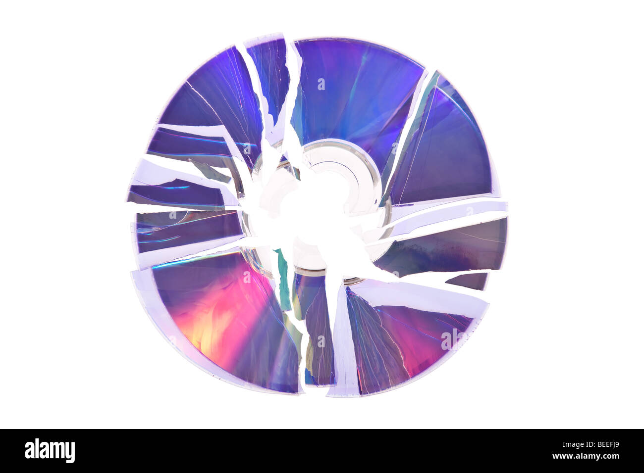 Zerschmetterte DVD / CD isoliert auf weißem Hintergrund Stockfoto