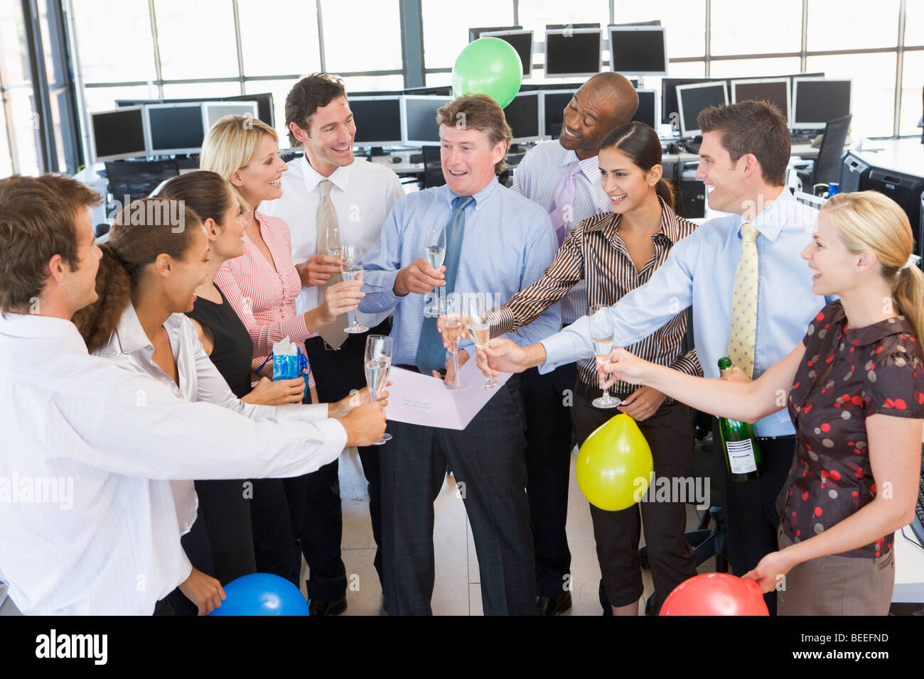 Auf lagerhändler feiern im Büro Stockfoto