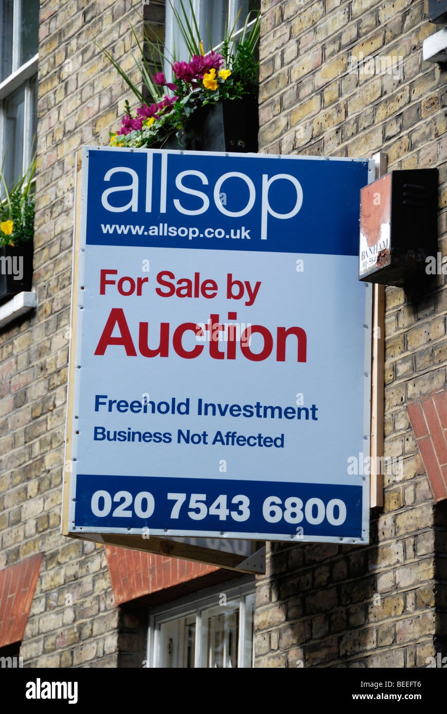 "For Sale by Auction" Immobilienmakler Board vor London Gebäude Stockfoto