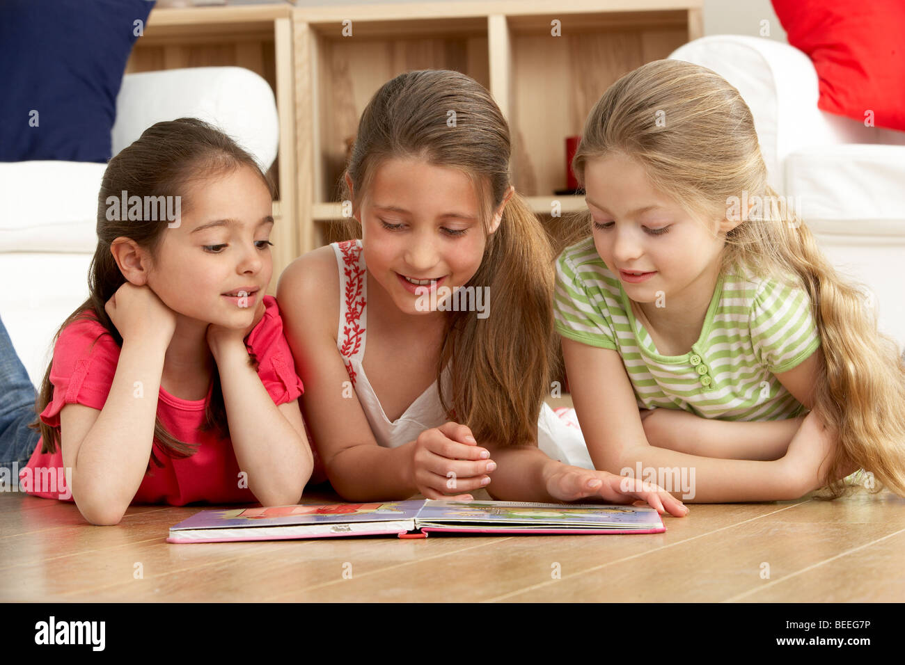 Drei junge Mädchen zu Hause Buch Stockfoto