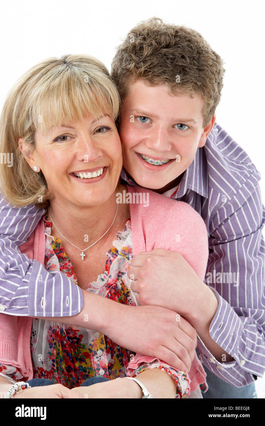 Studioportrait of Smiling Teenage Boy mit Mama Stockfoto