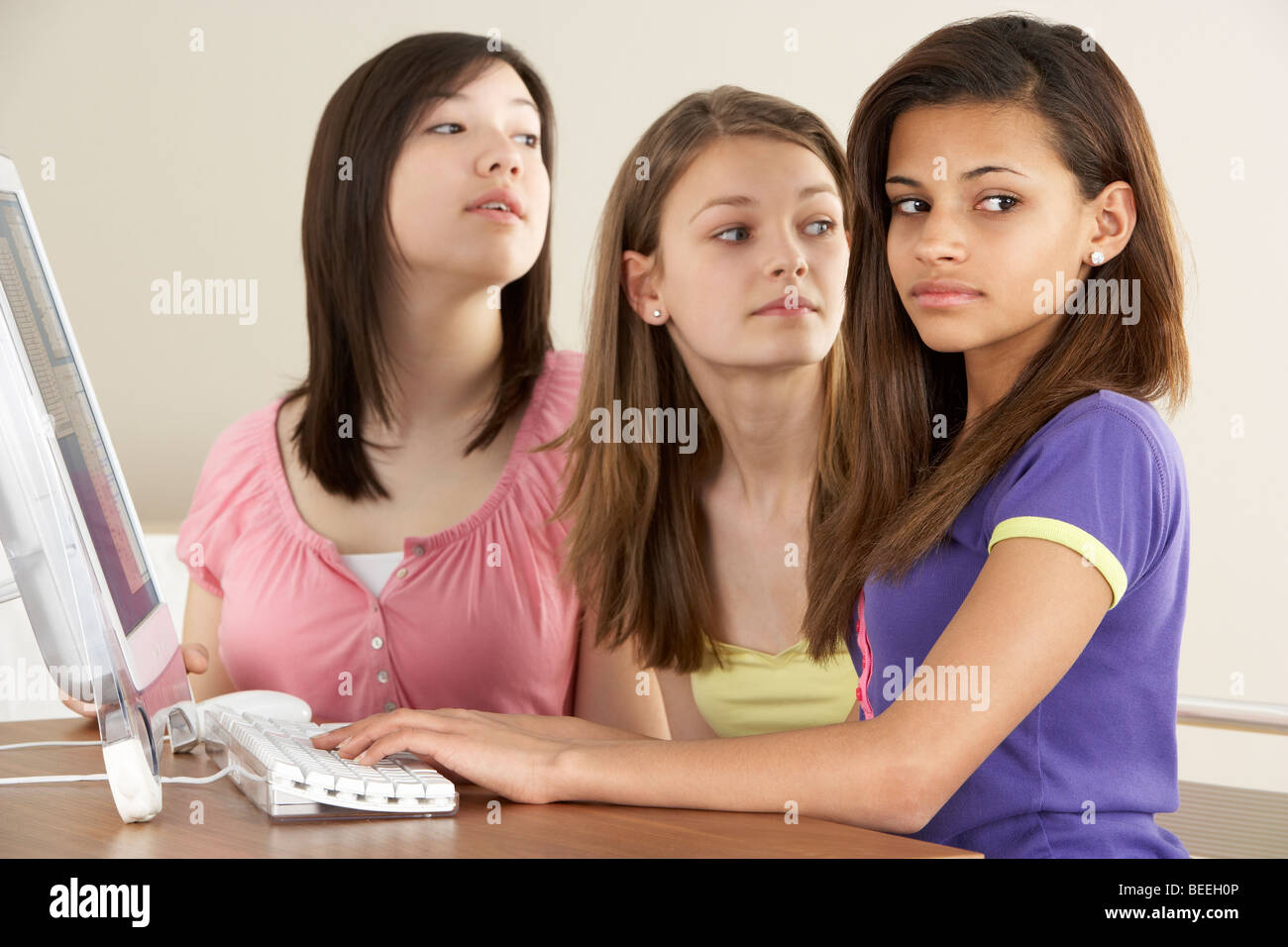 Teenager Freundinnen am Computer zu Hause Stockfoto