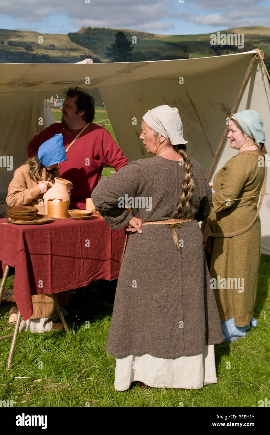 Mittelalterliche Engländerinnen Reenactor auf dem Display in Castleton im Peak District Derbyshire England Stockfoto