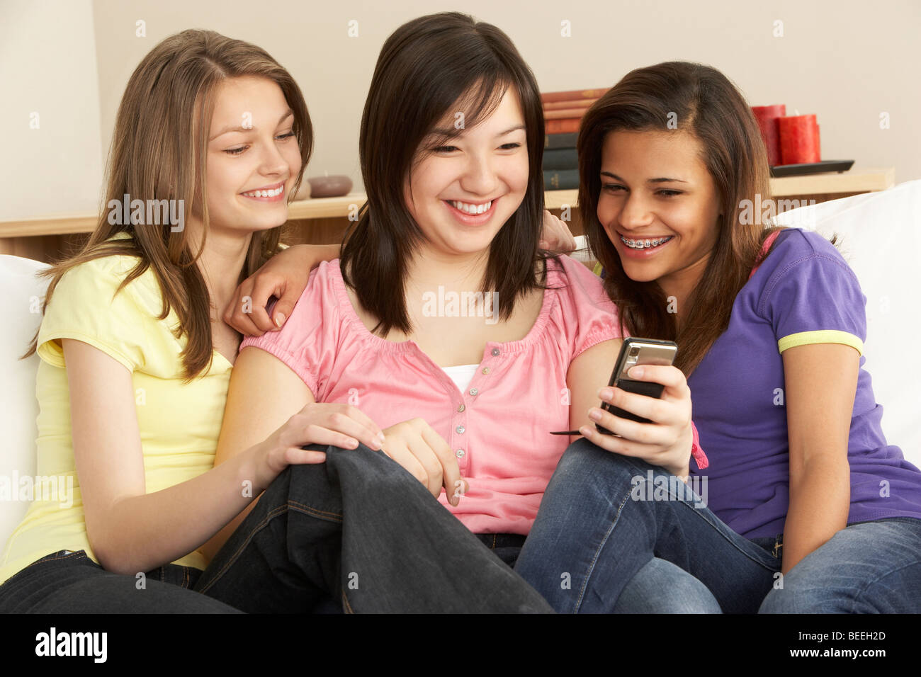 Teenager Freundinnen lesen Handy zu Hause Stockfoto
