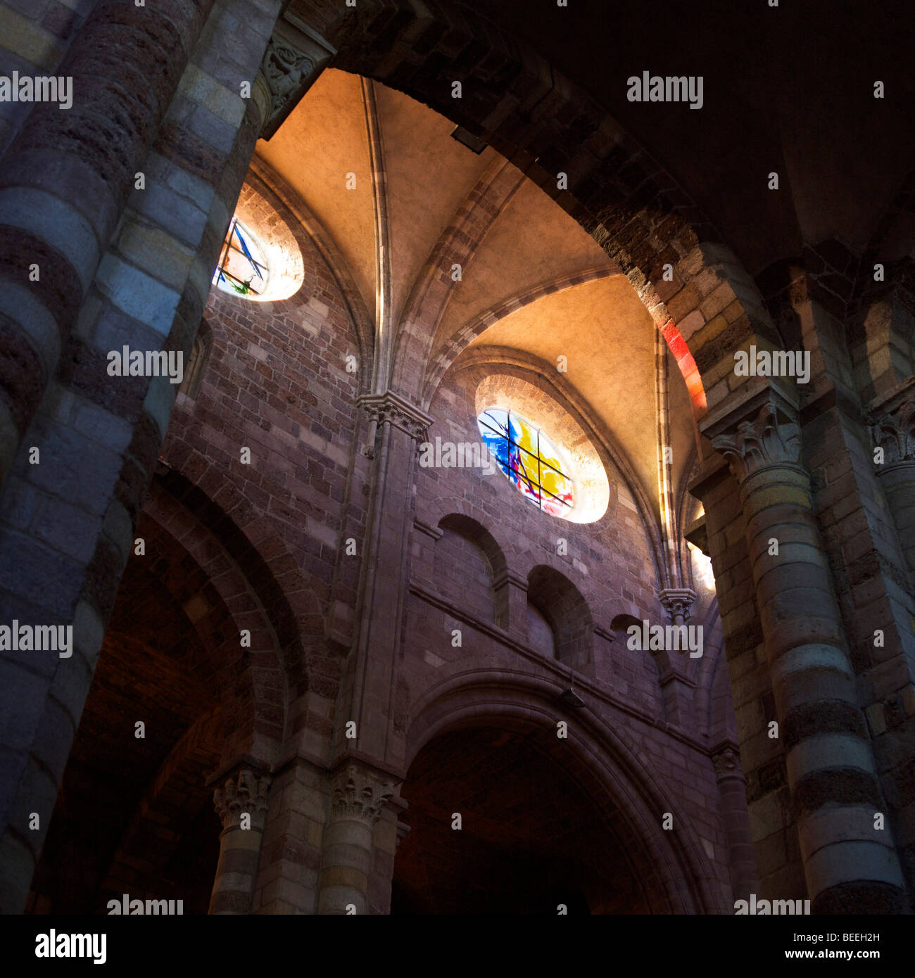 Brioude. St. Julien Basilika. Buntglas von Pater Kim in Joong . Abteilung Haute Loire. Auvergne Rhone Alpes. Frankreich Stockfoto
