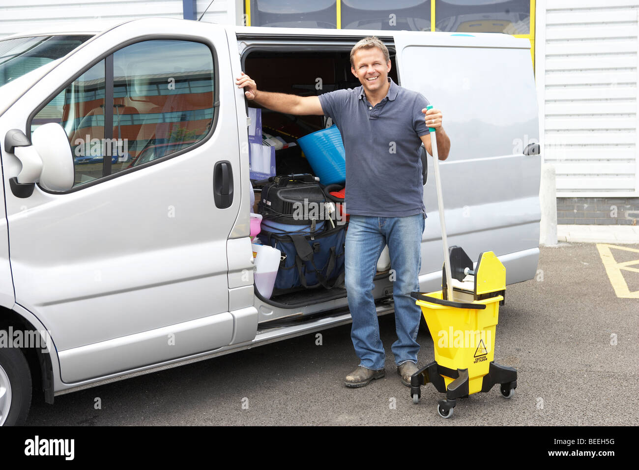 Sauberer stehen neben dem van Stockfoto