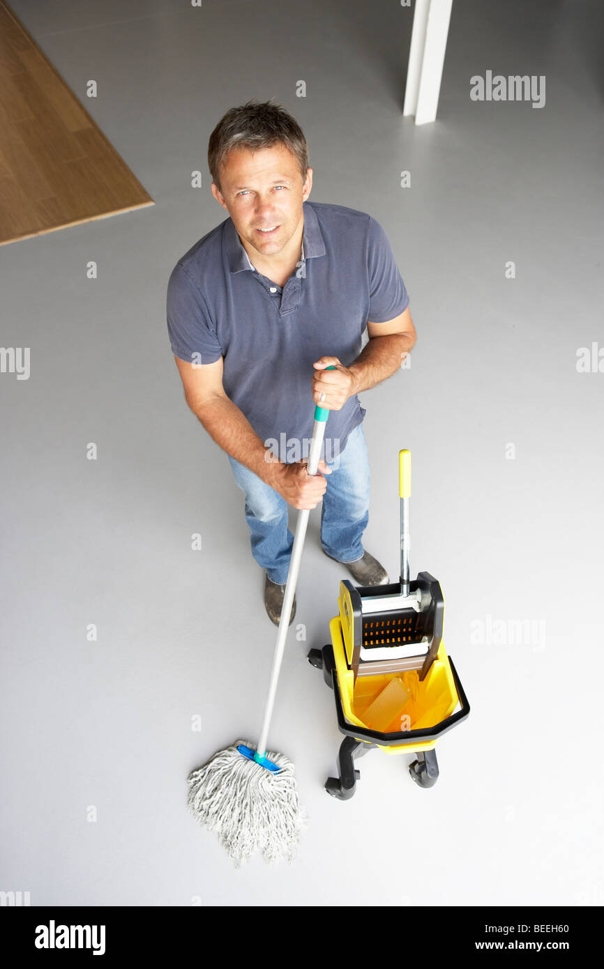 Reiniger wischen Büroetage Stockfoto