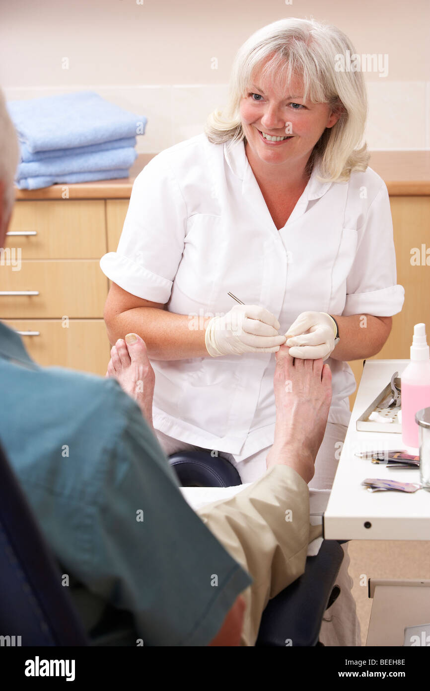 Chirpodist Behandlung von Klienten in Klinik Stockfoto