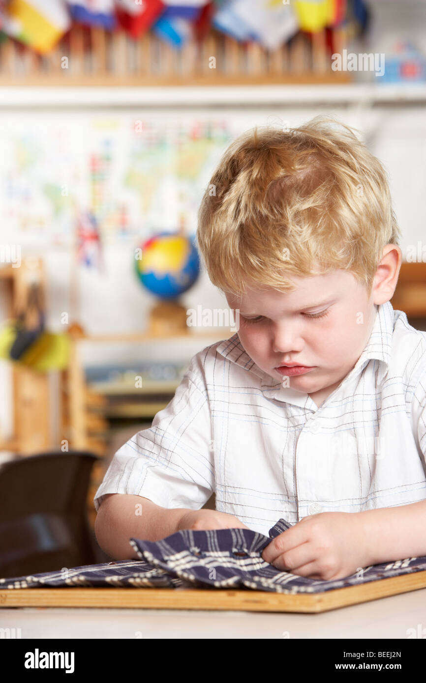 Erwachsenen helfen zwei kleine Kinder im Montessori/Pre-School Stockfoto