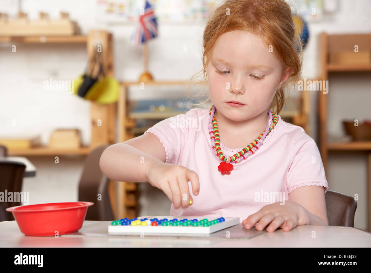 Kleiner Junge Bei Montessori Pre School Spielen Stockfotografie Alamy