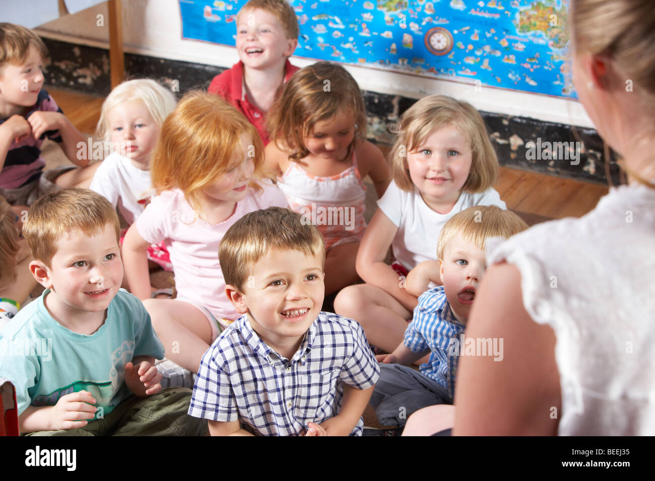 Junge Mädchen spielen an Montessori/Pre-School Stockfoto