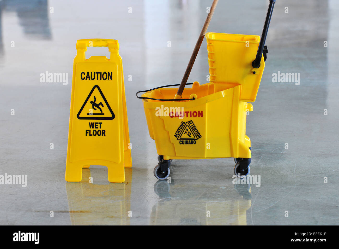 Mop Eimer und Vorsicht Zeichen auf nassen Boden Stockfoto