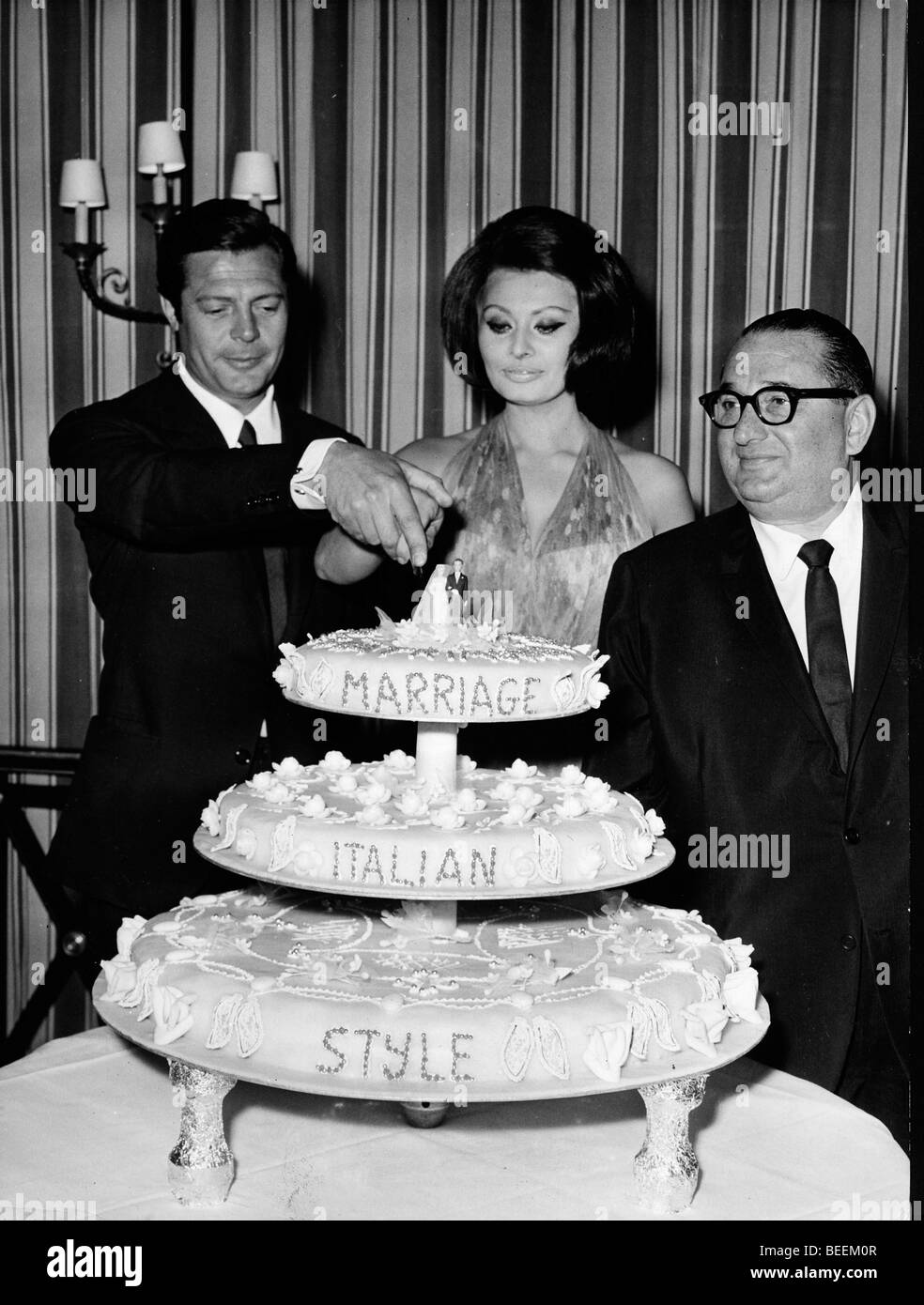 Schauspielerin Sophia Loren mit Marcello Mastroianni und Joseph E. Levine im "Ehe italienischen Stil" Stockfoto