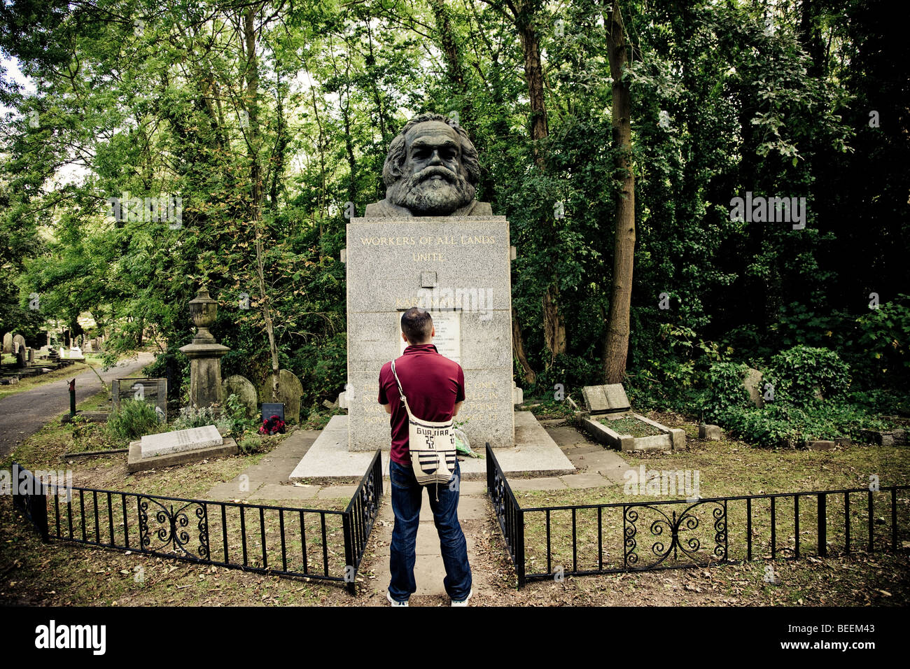 Ein Mann steht vor dem Grab von Karl Marx in Highgate Cemetery London England. Stockfoto