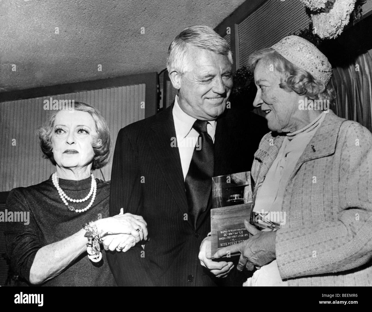 5527373 (900324) Cary GRANT, Britischer Schauspieler, Bette DAVIS, Links,  Amerikanische Schauspielerin, Peggy Holz, Rechts Stockfotografie - Alamy