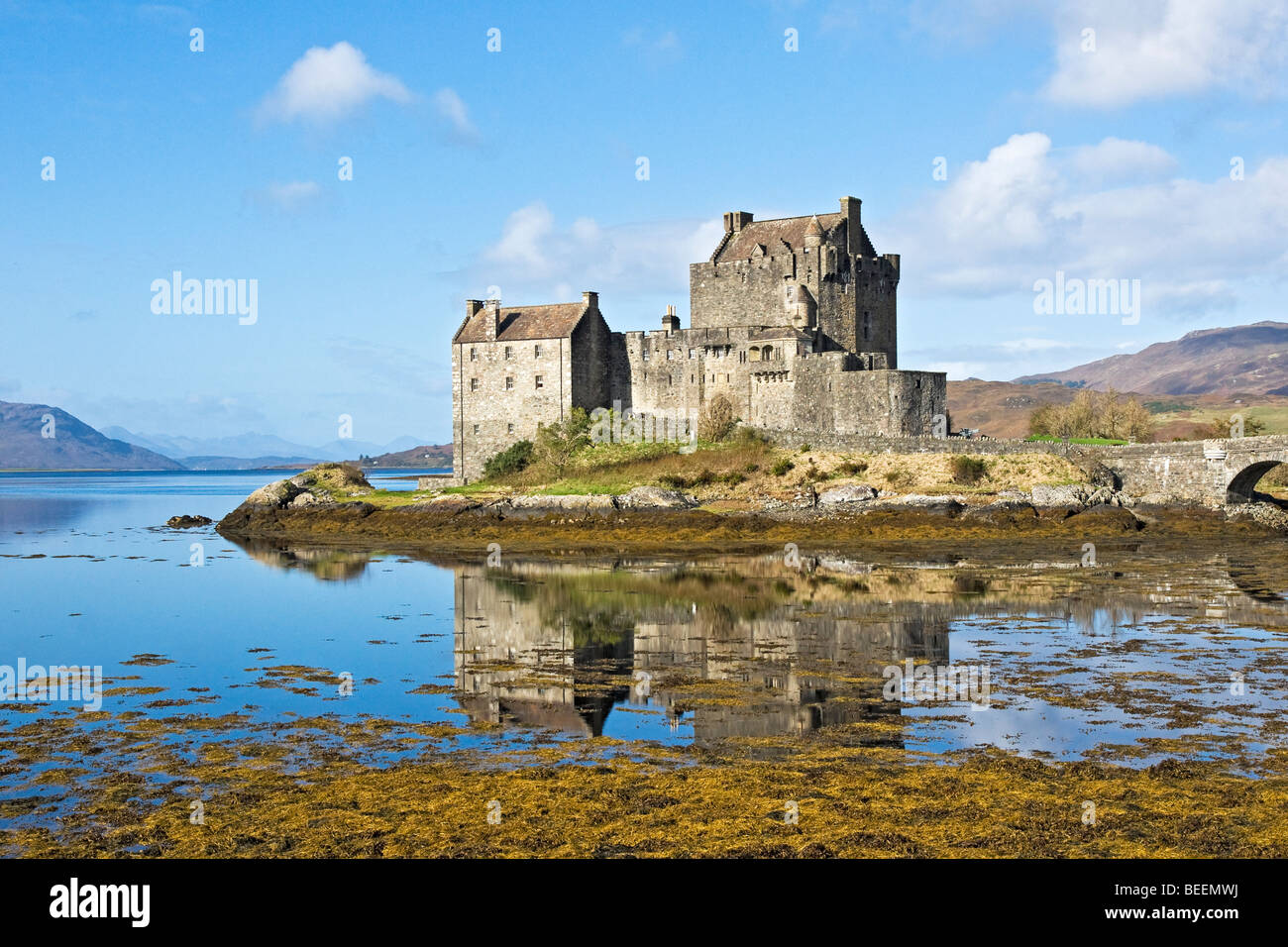 Eilean Donan Castle befindet sich in Dornie Loch Duich in den westlichen Highlands von Schottland Stockfoto