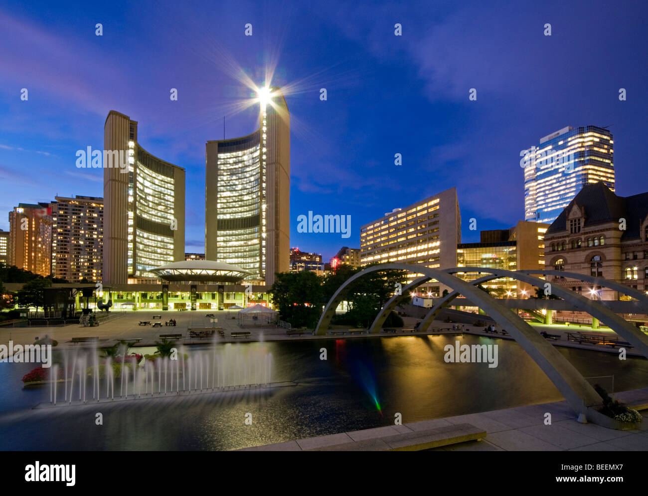 Nathan Phillips Square & neue Rathaus bei Nacht, Toronto, Ontario, Kanada, Nordamerika Stockfoto