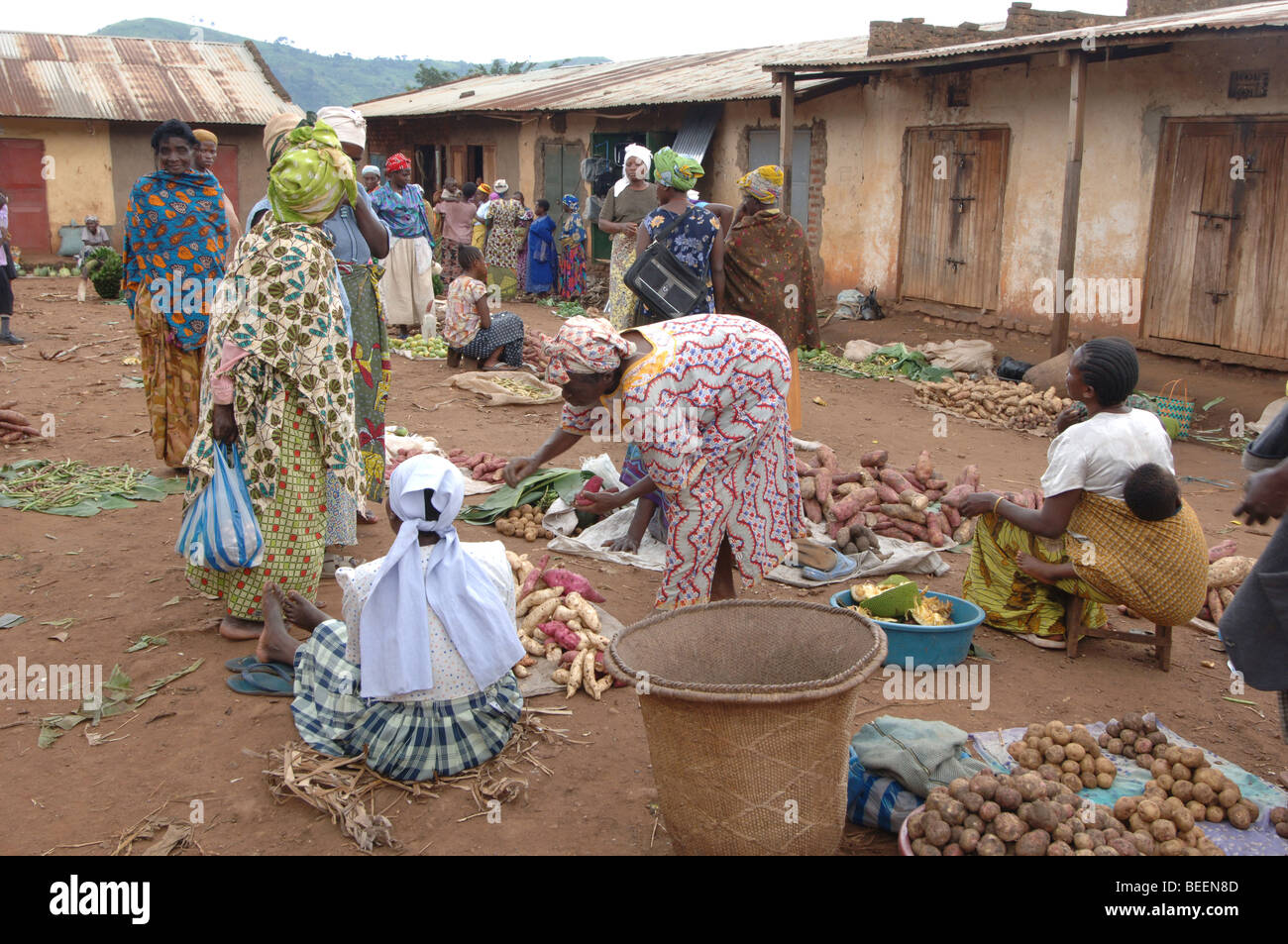 Bakonzo Frauen in einem Dorf Markt, Rwenzoris, West-Uganda, Afrika Stockfoto