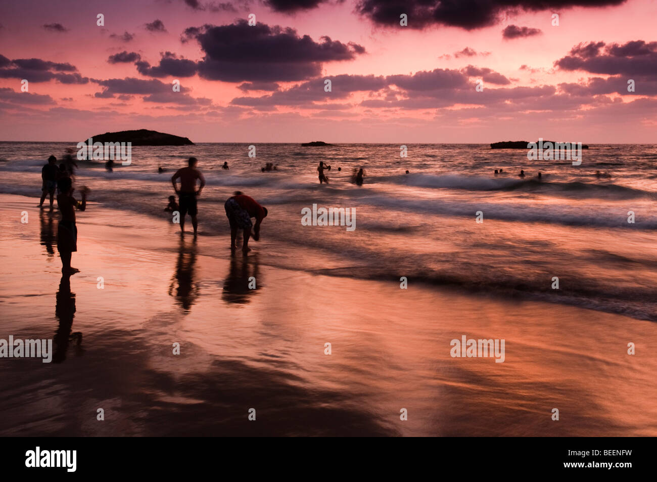 Israel, Coastal Ebenen, Maagan Michael Beach, Menschen Spaziergang am Strand bei Sonnenuntergang Stockfoto