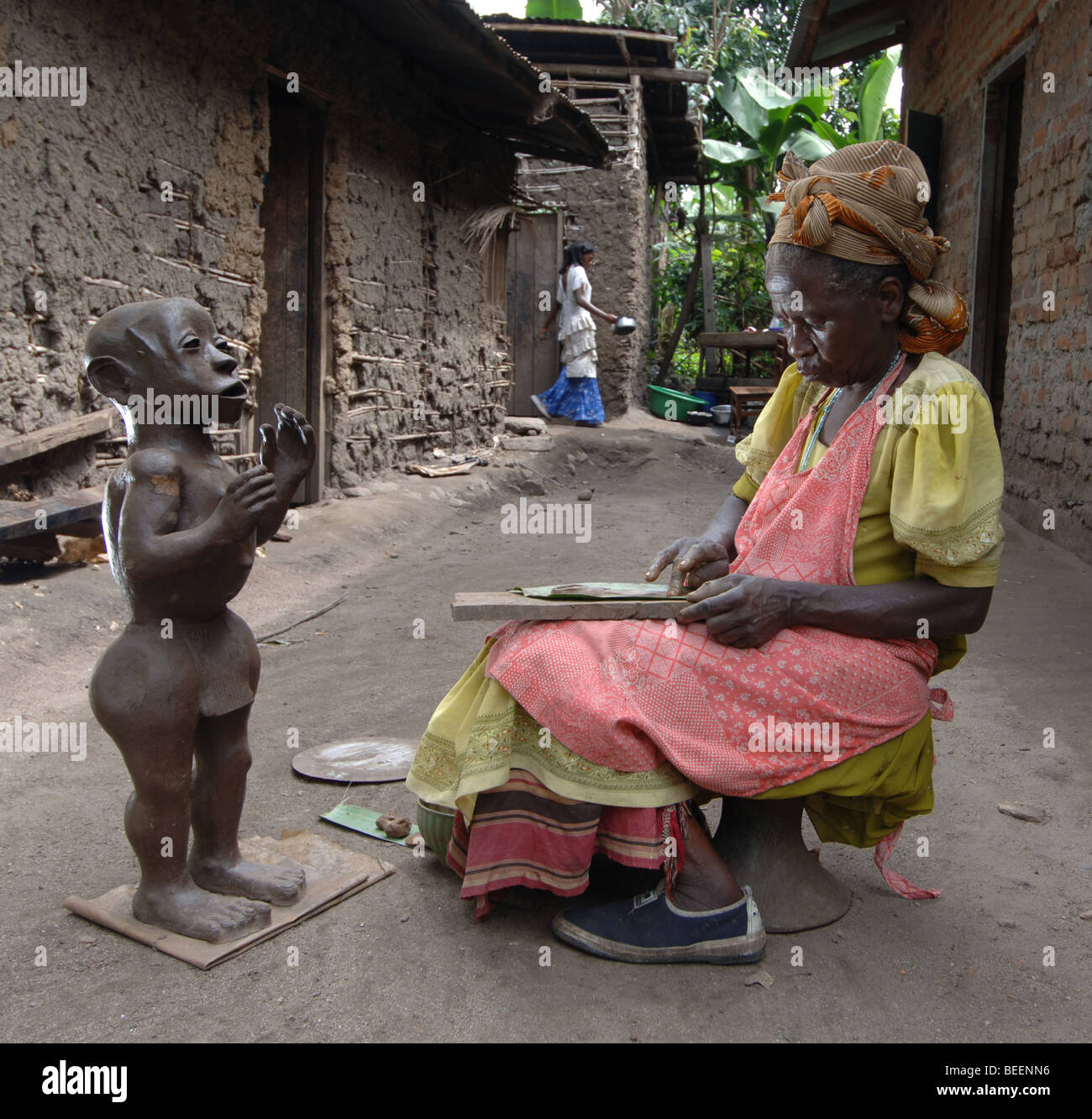 Bakonzo Frau machen Statue aus Ton, Ruwenzori-Gebirge, West-Uganda, Afrika Stockfoto