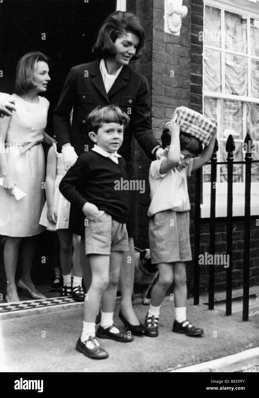 Jackie Kennedy in London mit Kindern Stockfoto