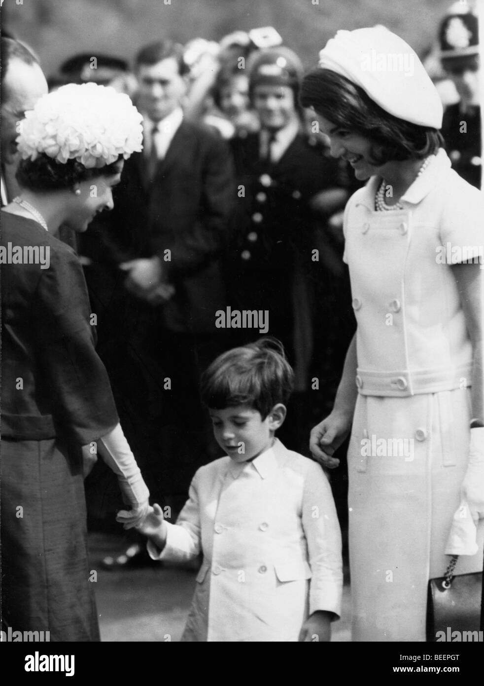 John Kennedy Jr. trifft Elizabeth II mit Mama Jackie Stockfotografie
